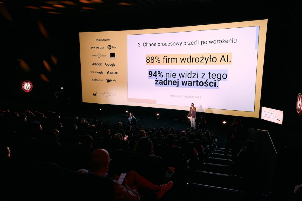 Forum IAB - Mateusz na prezentacja o automatyzacji sztucznej inteligencji w biznesie